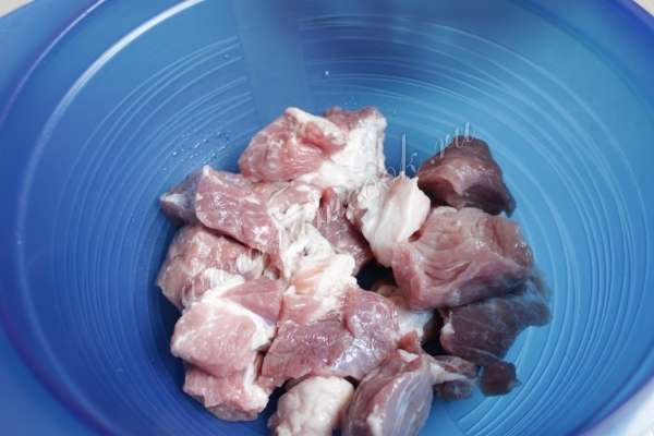 Шея свиная порезанная