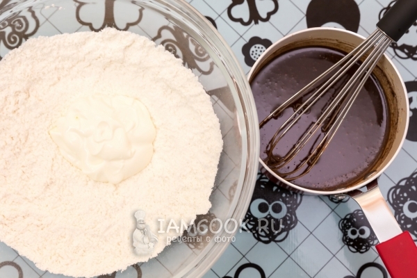 Соединить муку, сахар и сметану