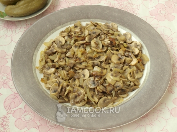 Выложить на тарелку слой грибов с луком