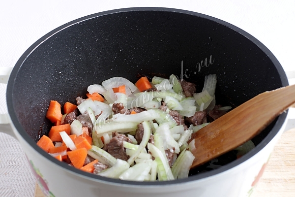 Мясо обжаренное с луком и морковью