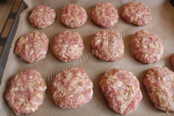 Котлеты на противне