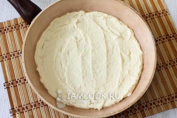 Выложить тесто на сковороду