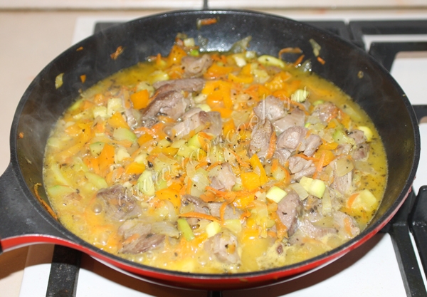 Индейка тушеная с кабачком, сладким перцем и морковью