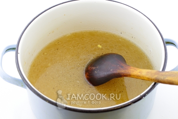 Всыпать в бульон соль и перец