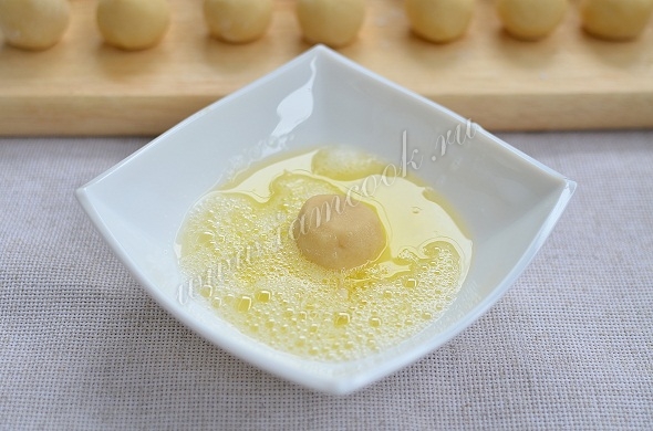 Тесто обмакнуть в белке