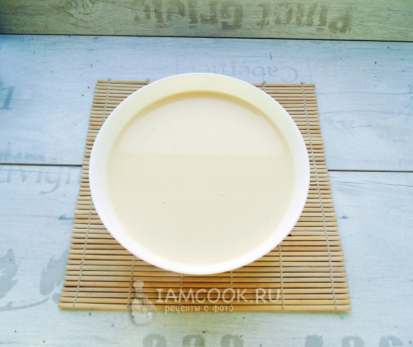 Смешать сливки, сгущенку и кокосовое молоко