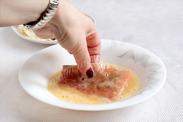 Обмакнуть рыбу в яйце