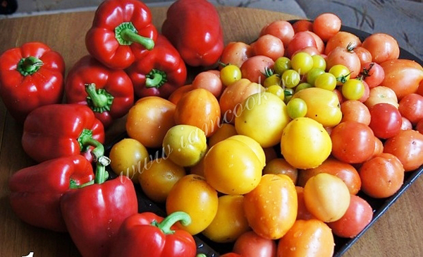 Ингредиенты для приготовления лечо из болгарского перца и помидоров на зиму