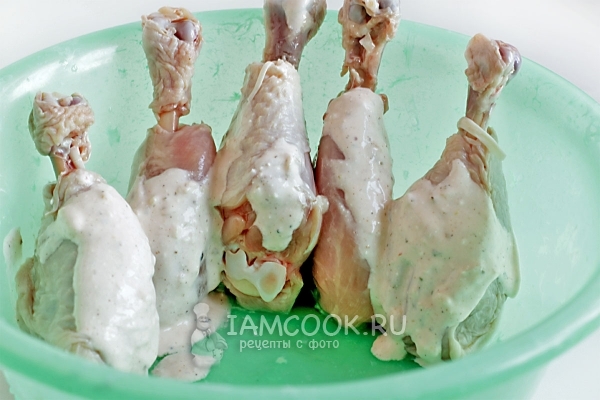 Полить голени маринадом