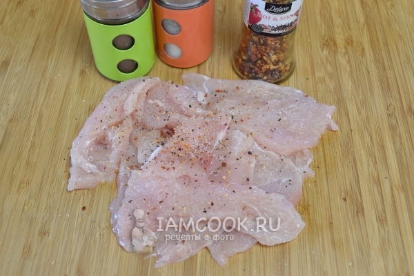 Мясо посолить и поперчить