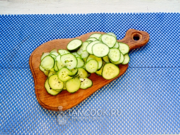 Нарезали огурцы кружочками