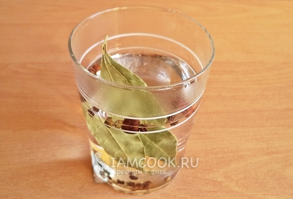 Положить в воду перец и лавровый лист