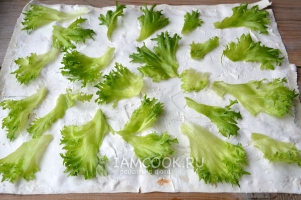 Положить листья салата