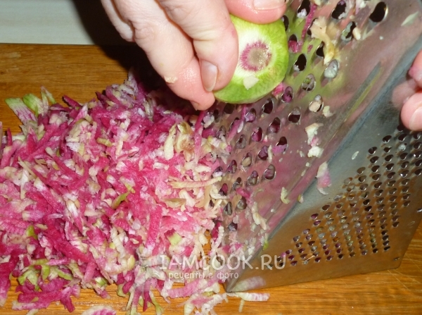 Натереть редьку на терке