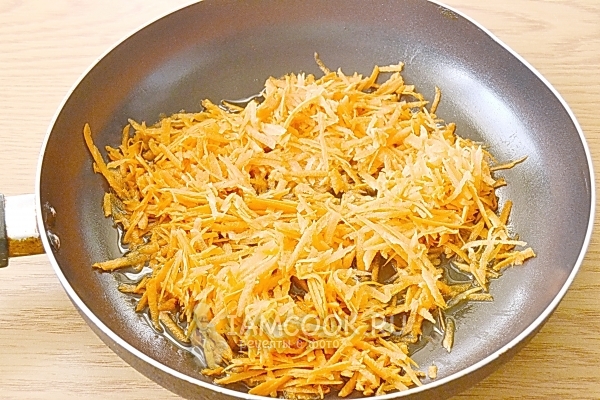 Обжарить морковь