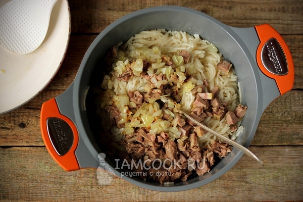Соедините мясо, лук и вермишель