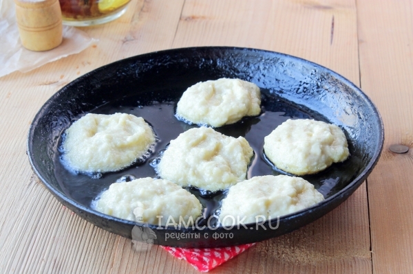 Положить ложкой картофельную массу на сковороду