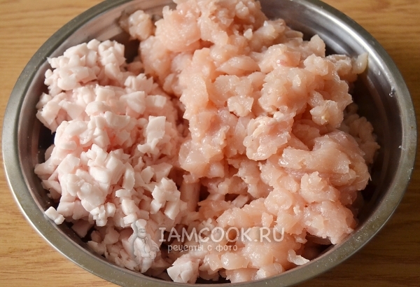 Соединить мясо с салом