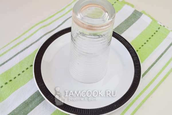 Поставить на тарелку стакан