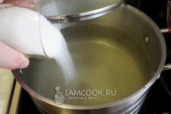 Всыпать в воду сахар