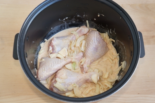 Томление курицы в ряженке с луком