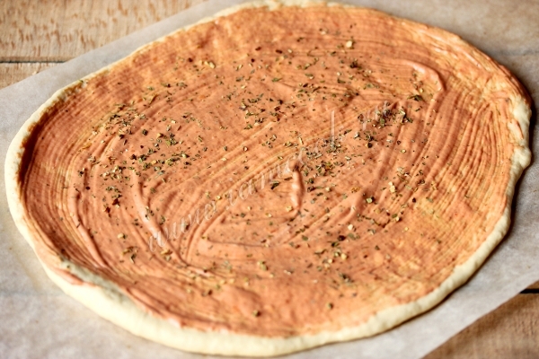 Смазать тесто соусом