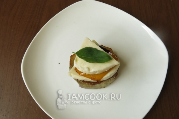 Положить сыр, перец и базилик