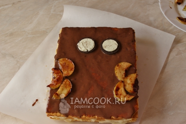 Выложить яблоки на торт в виде крыльев