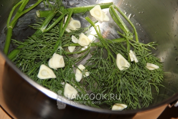 Положить укроп и чеснок