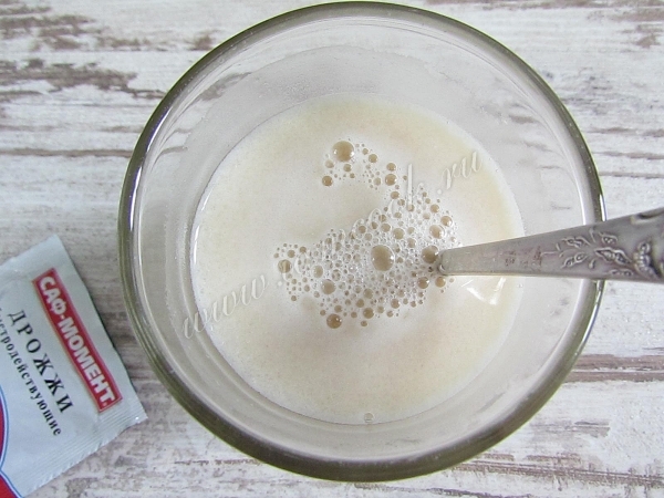 Вода с сахаром и дрожжами