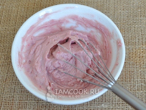 Размешать джем с маскарпоне