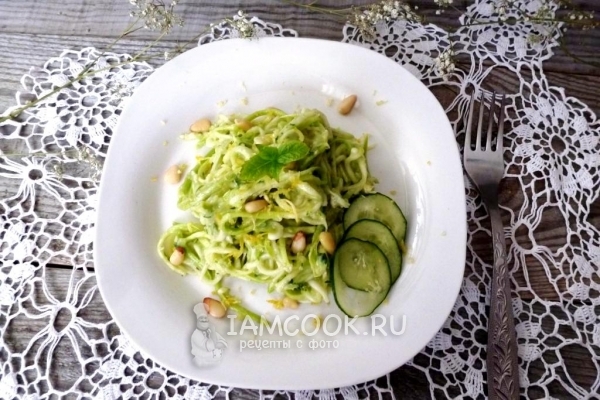 Рецепт «спагетти» из кабачка с заправкой из авокадо