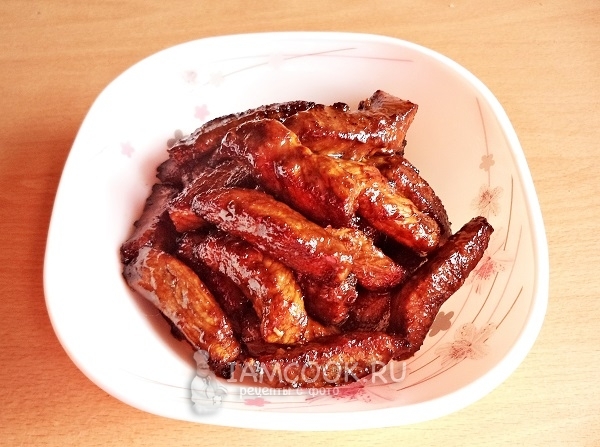 Положить мясо в тарелочку