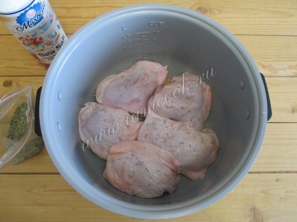 Укладываем курицу в мультиварку
