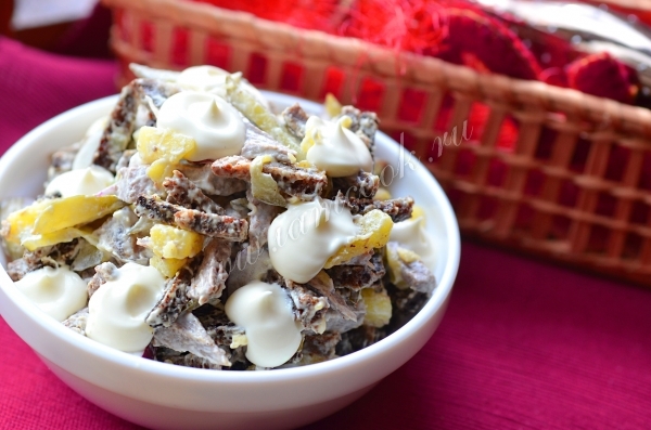 Салат с говядиной и сухариками