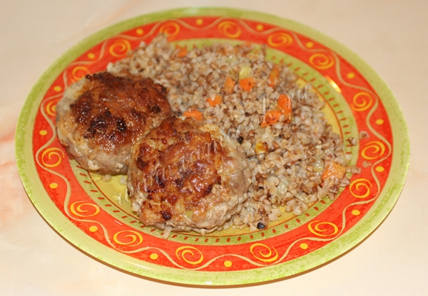 Вареная гречка с морковью и луком, подача к домашним котлетам