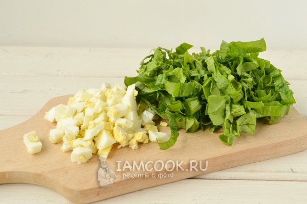 Порезать черемшу и яйца