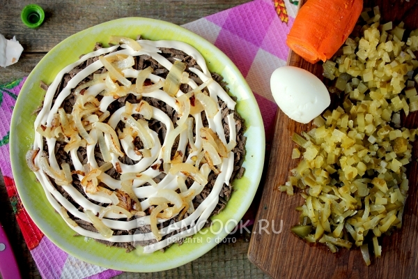 Положить на печень майонез и лук