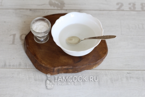 Всыпать в воду соль