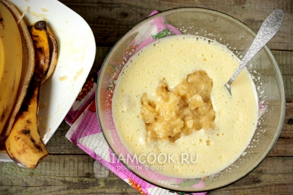 Положить банановое пюре
