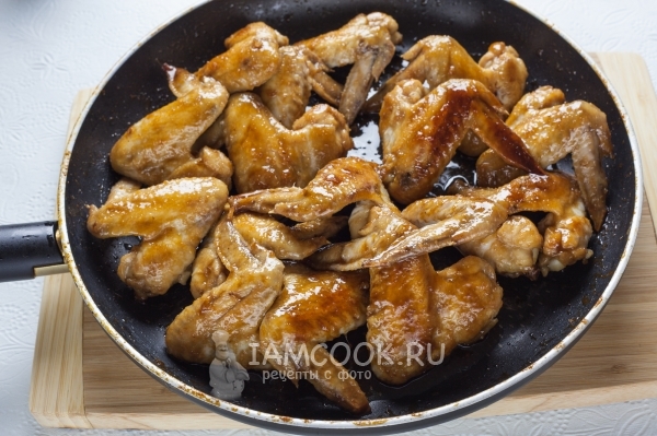 Полить крылышки соусом