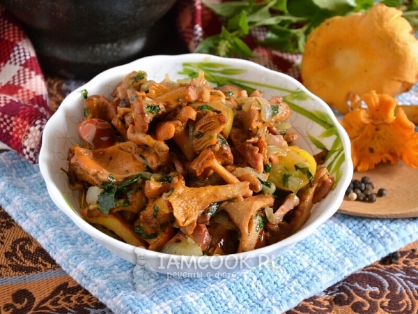 Фото поджарки из лисичек с черри и копченой грудинкой