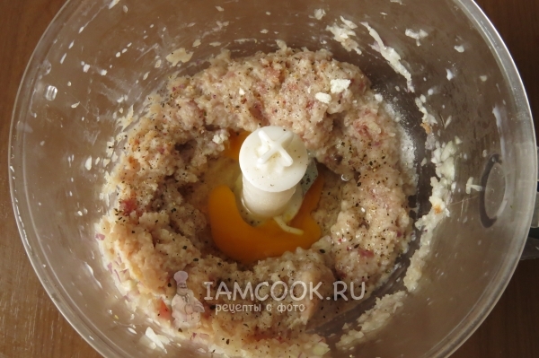 Добавить яйцо, перец и соль