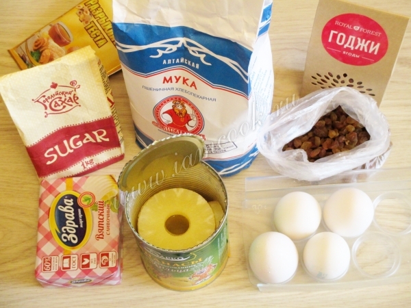 Ингредиенты для кексов в бумажных формочках