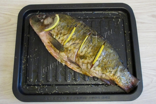 Вставить дольки лимона