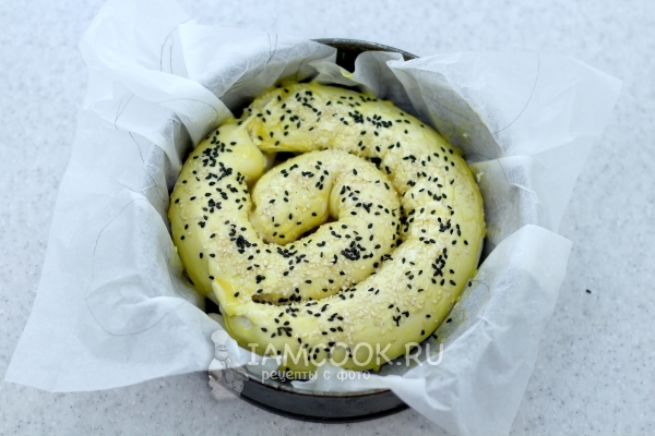 Смазать желтком и посыпать кунжутом