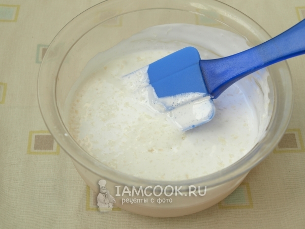 Смешать взбитые белки с кокосовой стружкой