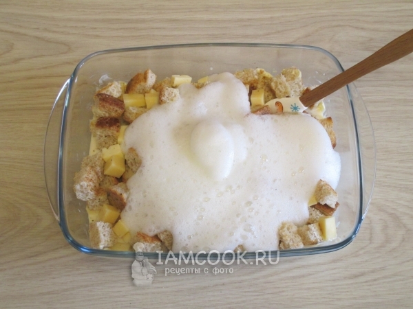 Добавить взбитые белки