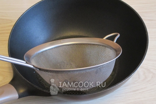 Влить в сковороду масло