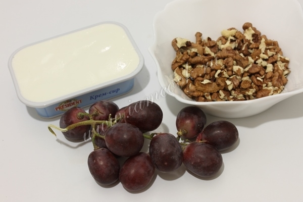 Ингредиенты для закуски - виноград в сыре